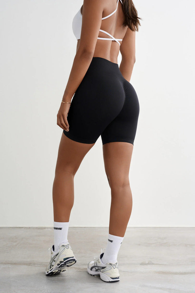 Seamless Shorts - Bevæg dig frit i shorts fra Shapeit. Oplev en "hold-in-effekt", hurtigtørrende og et åndbart materiale. Find de perfekte shorts til alle sportsgrene, aktiviteter og livsstile.